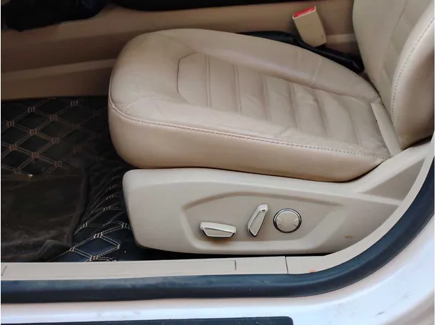 Car image 27