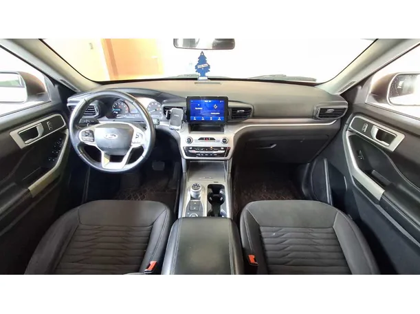 Car image 18
