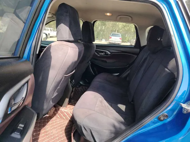 Car image 17