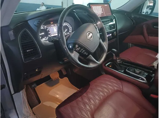 Car image 12