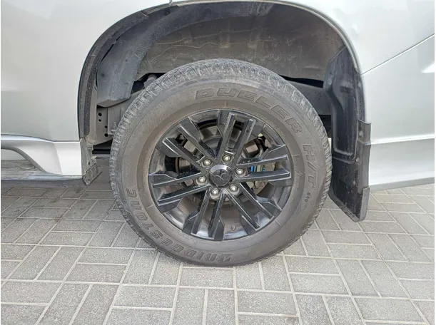 Car image 9