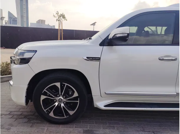 Car image 9