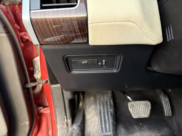 Car image 30