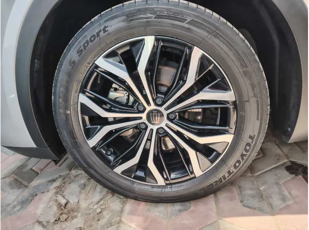 Car image 9