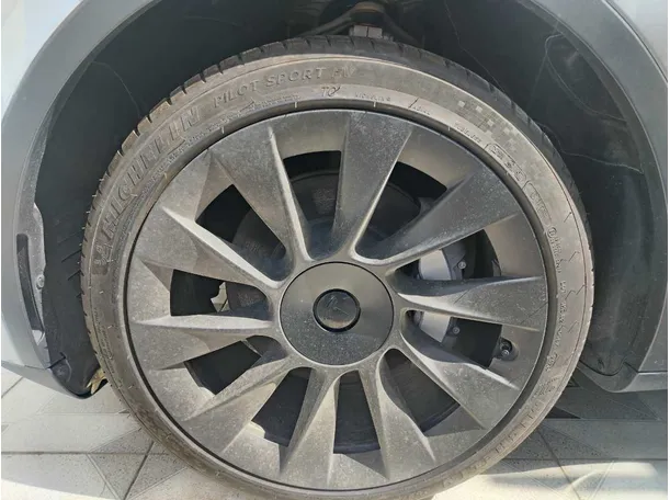 Car image 10