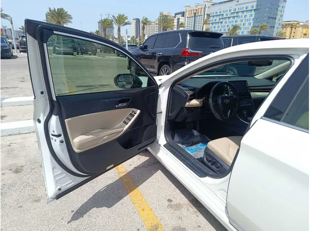 Car image 12