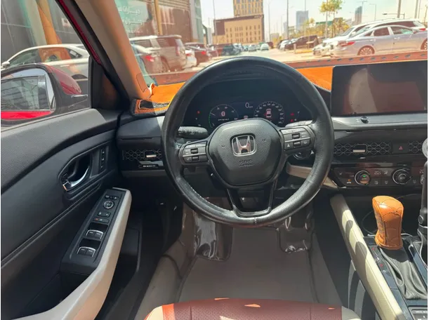 Car image 16