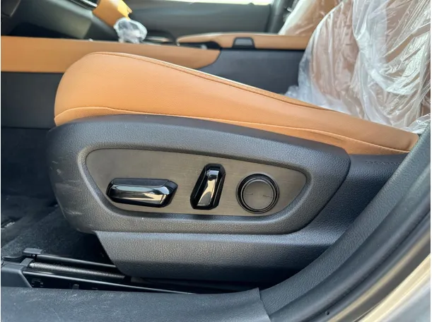 Car image 26