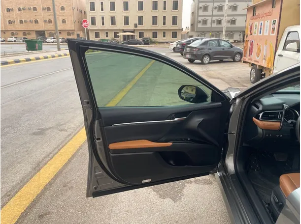 Car image 10