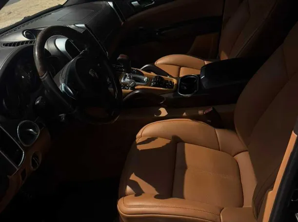 Car image 10