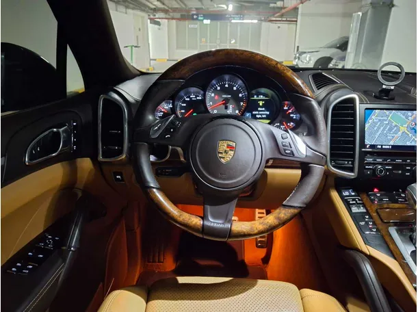 Car image 14