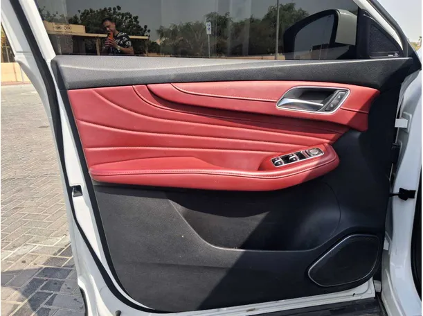 Car image 10