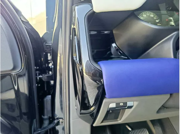 Car image 37