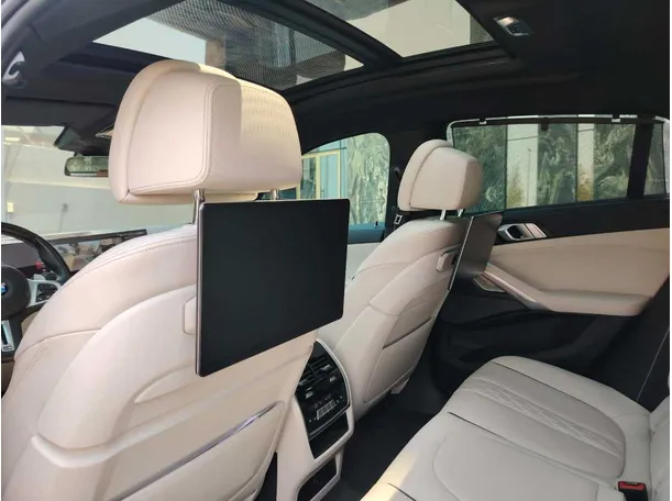 Car image 18