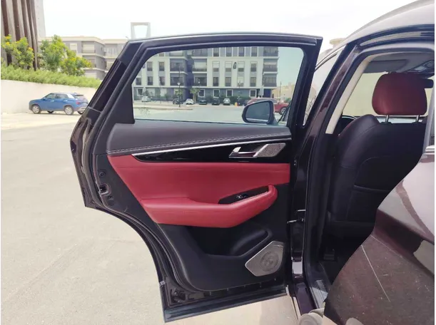 Car image 14