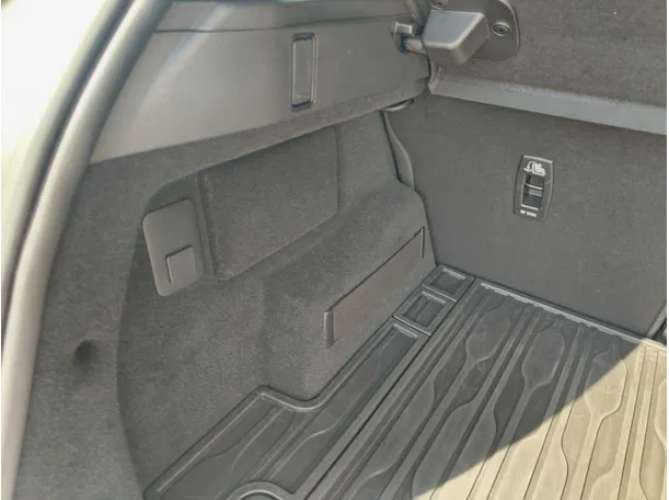 Car image 28