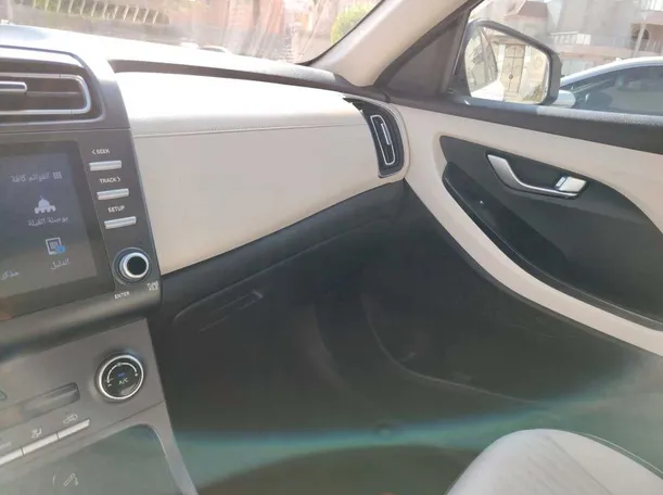 Car image 25