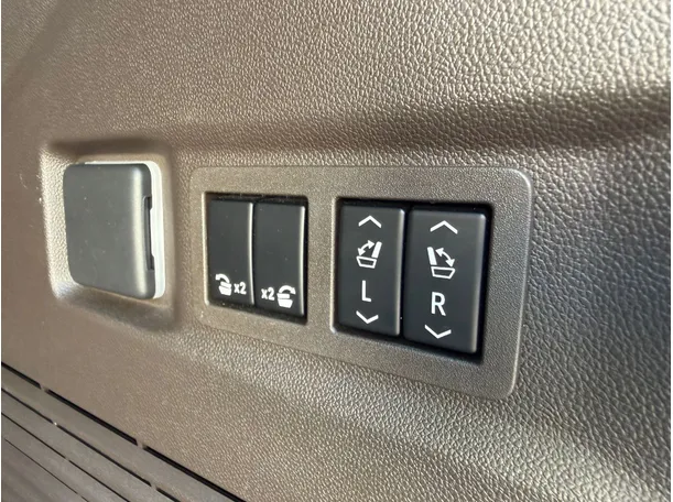 Car image 28