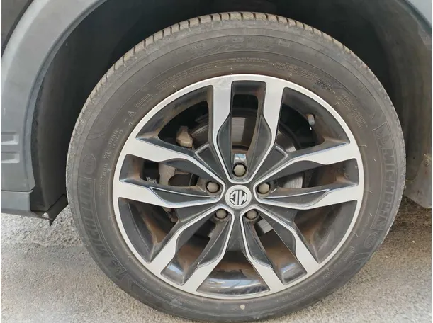 Car image 10