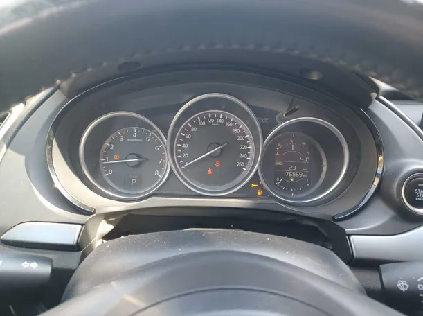 Car image 16