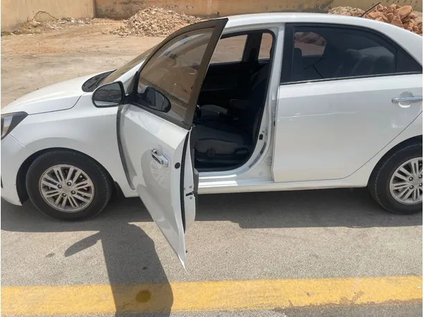 Car image 10