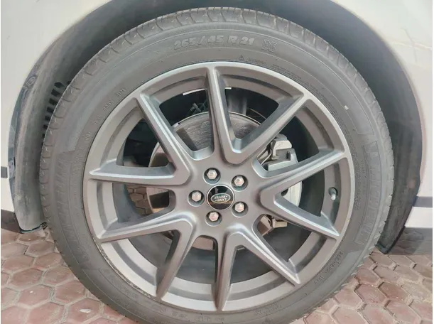 Car image 10