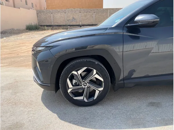 Car image 9