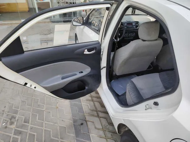 Car image 16