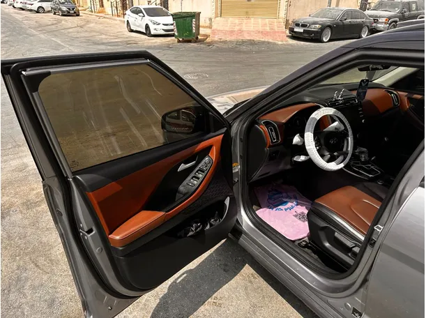 Car image 10