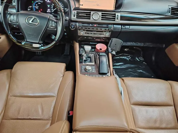 Car image 19