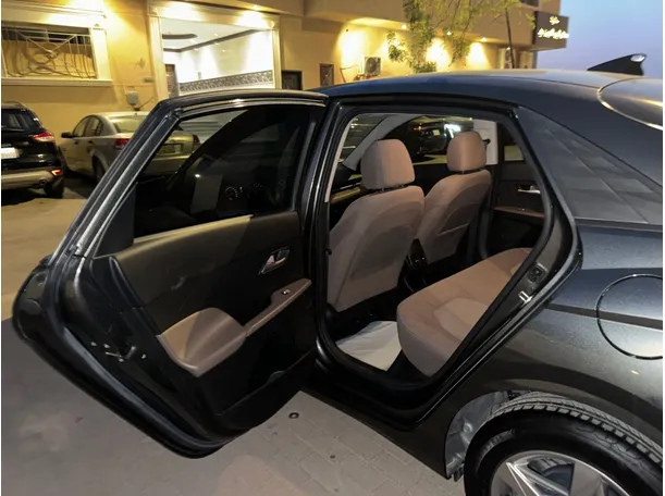 Car image 10