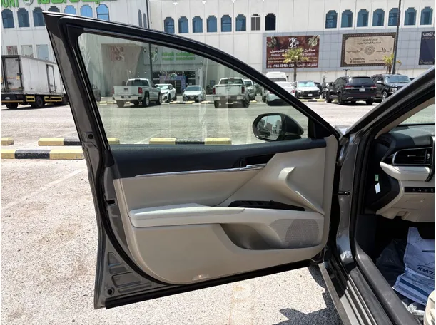 Car image 10