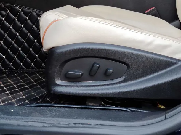 Car image 34
