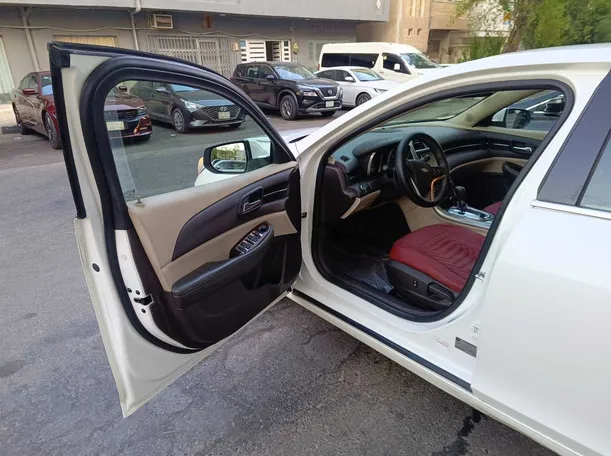 Car image 12