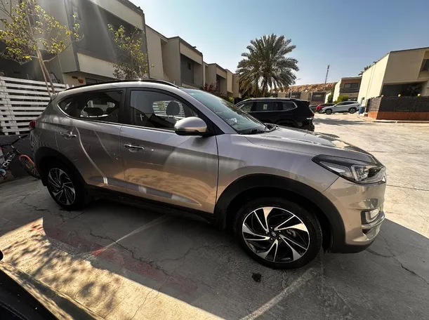 Car image 4