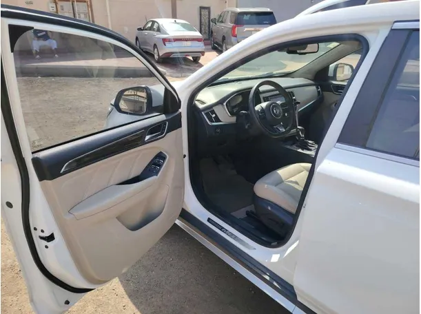 Car image 12