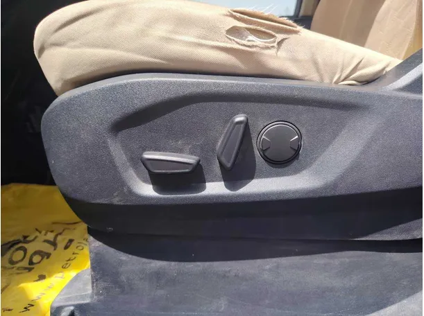 Car image 27