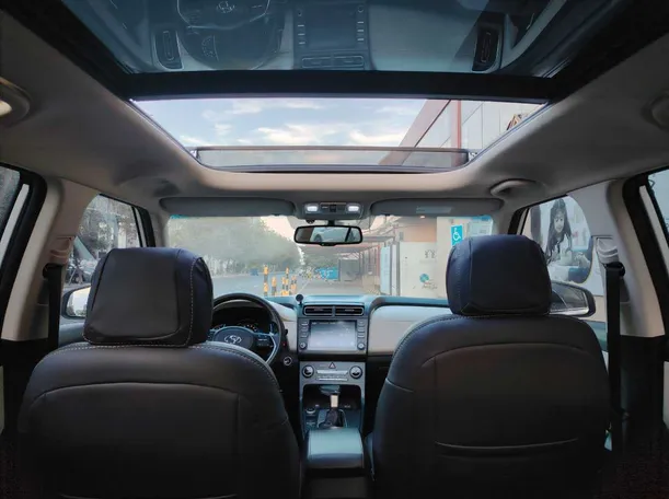 Car image 18