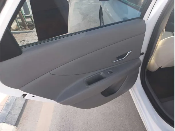 Car image 13