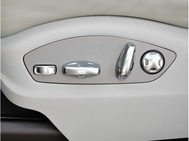 Car image 27