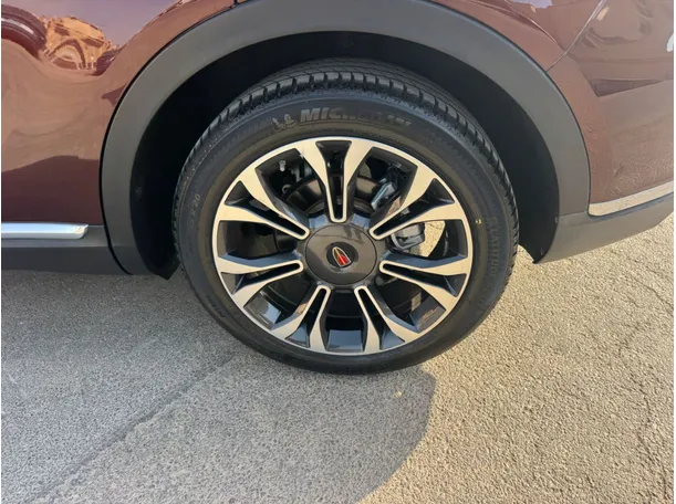 Car image 9