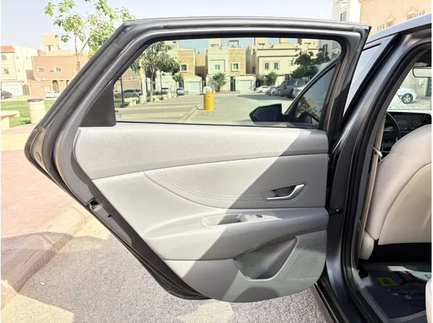 Car image 14
