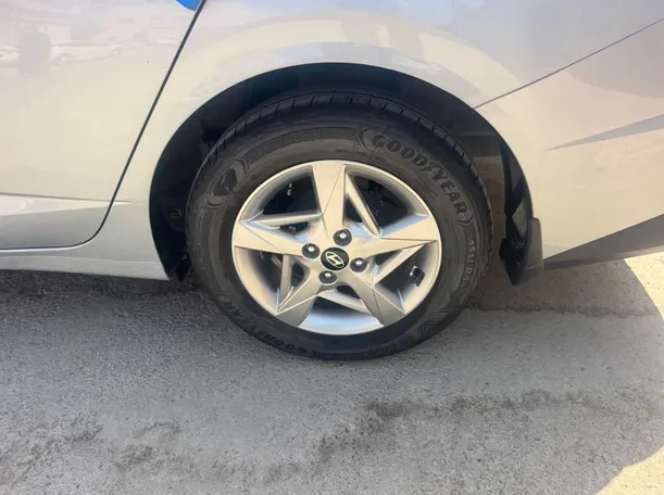 Car image 9