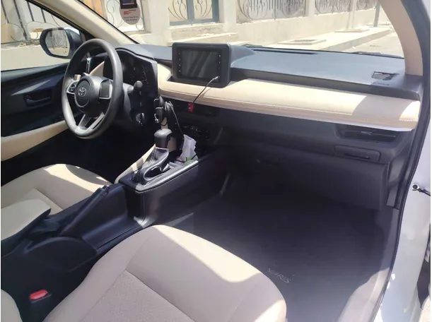 Car image 14
