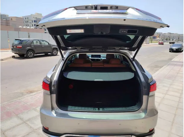 Car image 30