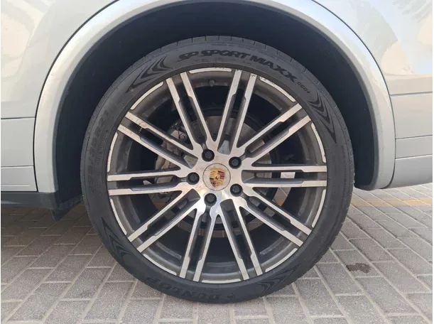 Car image 9
