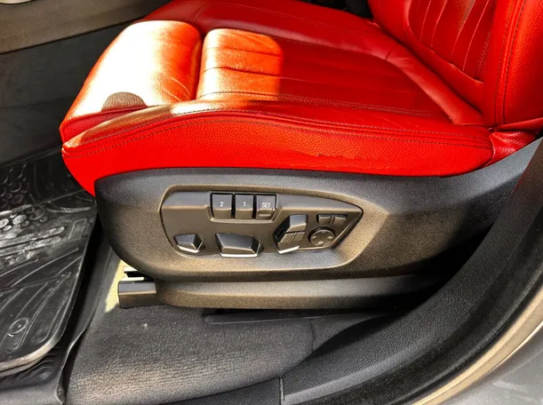 Car image 26