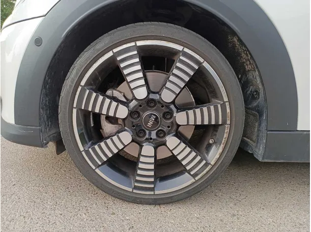 Car image 9