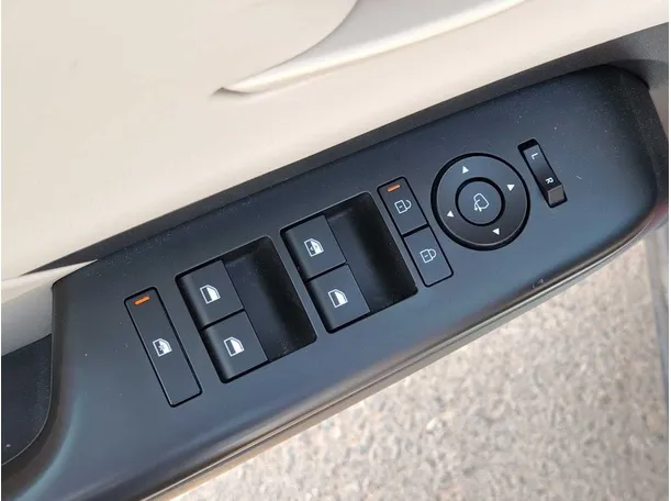 Car image 28