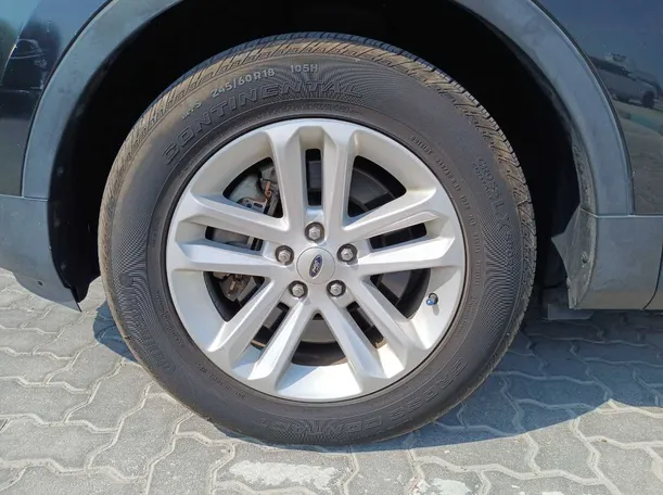 Car image 9
